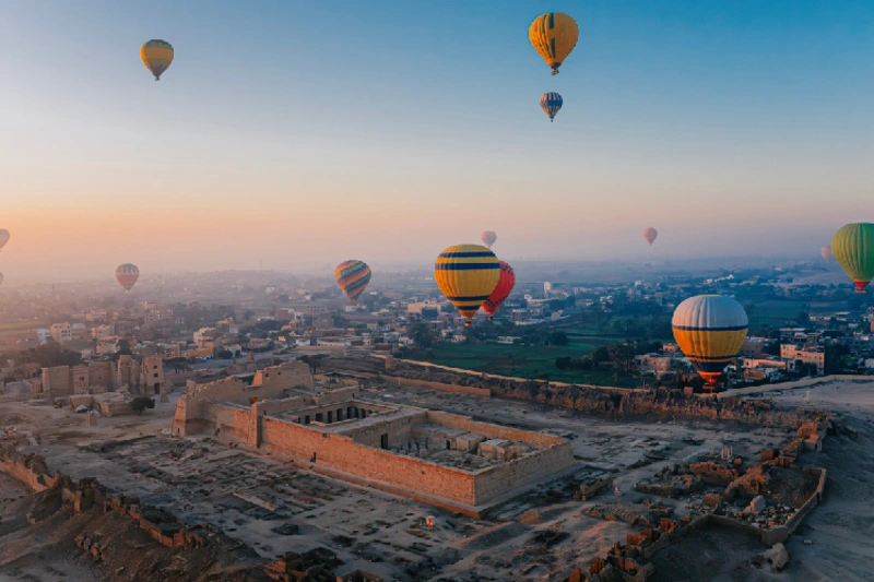 Globos flotando sobre el antiguo Templo de Medinet Habu en Luxor