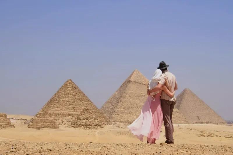 Una Coppia davanti alle Piramidi, san valentino in egitto