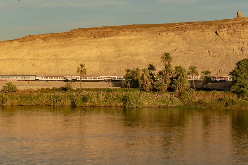 ferrocarril entre Luxor y Asuán