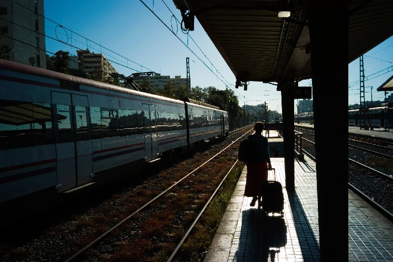 Chica caminando en la estación de tren