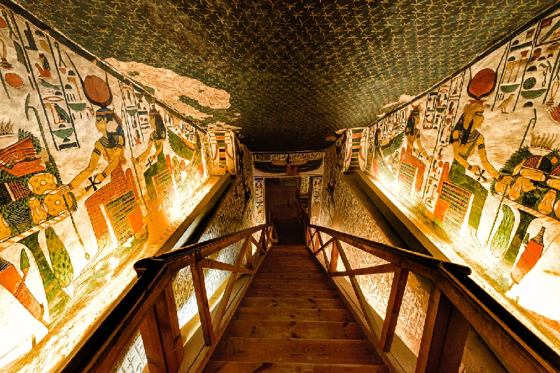 pared representando el trono de Isis en tumba de la reina Nefertari