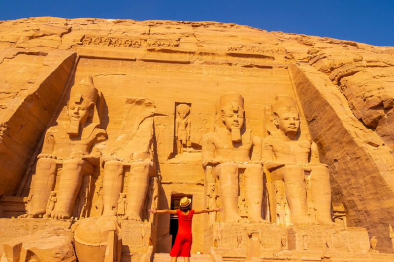 una mujer en templo de la Diosa Hathor