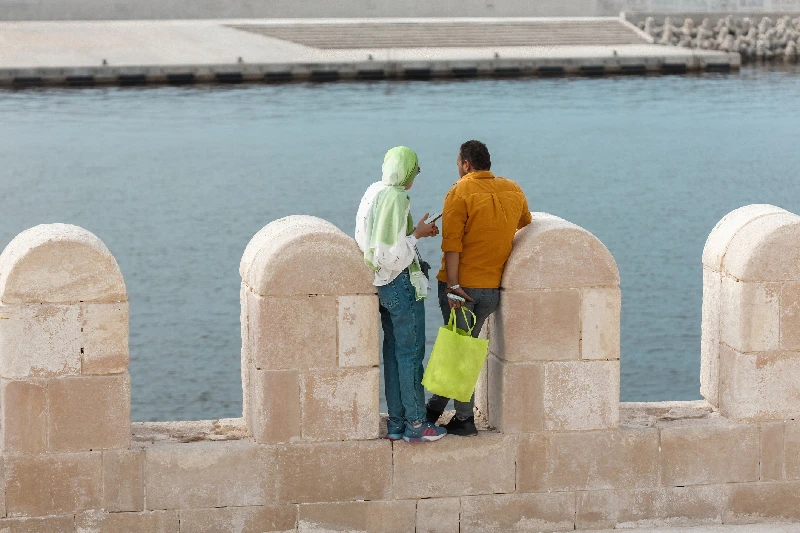 pareja en muralla de la ciudadela de Qaitbay en Alejandría
