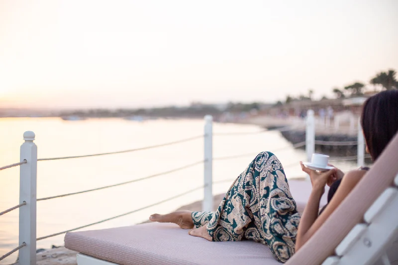 Mujer disfrutando de café al amanecer en Egipto Solamente