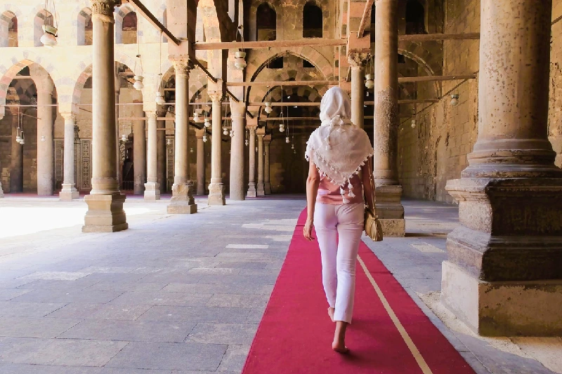 Mujer lleva Velo en una Mezquita de Egipto