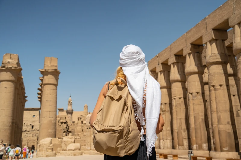 Mujer entrando en la columnata del templo de Amenhotep II en Luxor