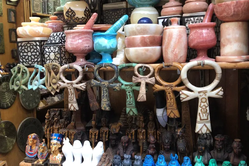 Souvnirs de la llave de vida del antiguo Egipto en una bazar de Jan el Jalili