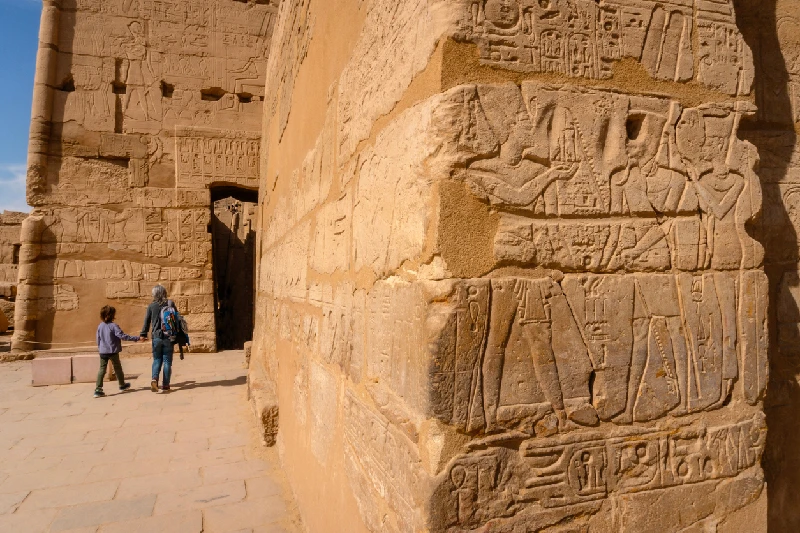 mujer y su hijo en el Templo de Karnak