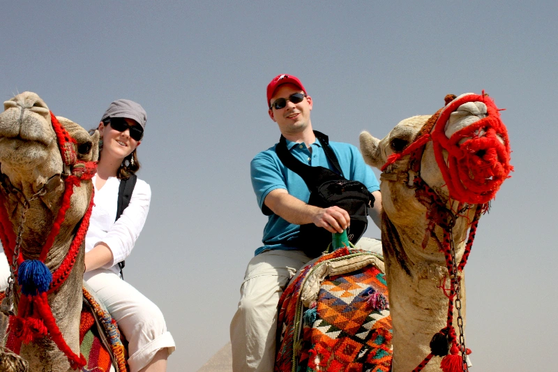 Pareja Paseando en Camello en un Desierto de Egipto