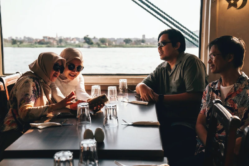 amigos en una crucero del Nilo en Egipto