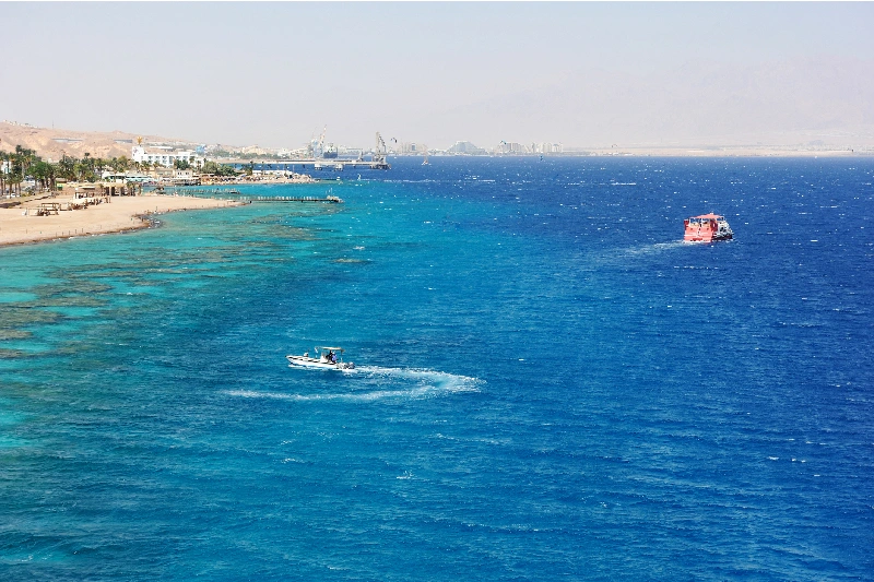 un barco cruzando al Mar Rojo