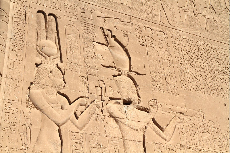 Cleopatra VII y su hijo en la pared del Templo de Hathor, Dendera