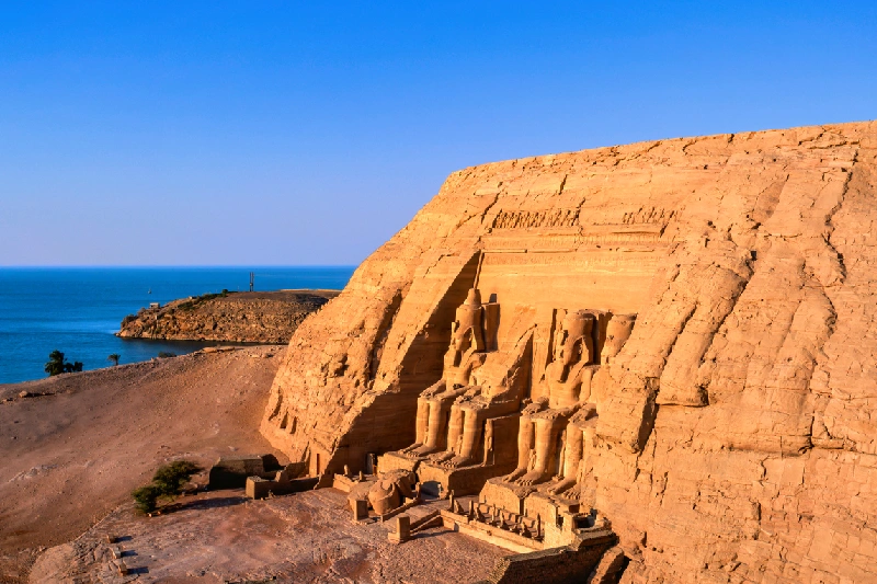 el Templo de Abu Simbel y el Lago de Naser