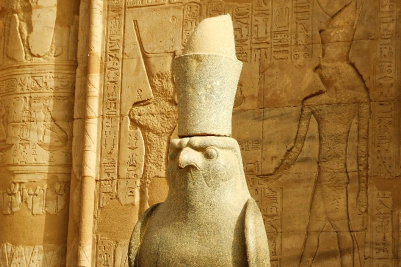 el halcón que es el símbolo del dios Horus en el Templo de Filae