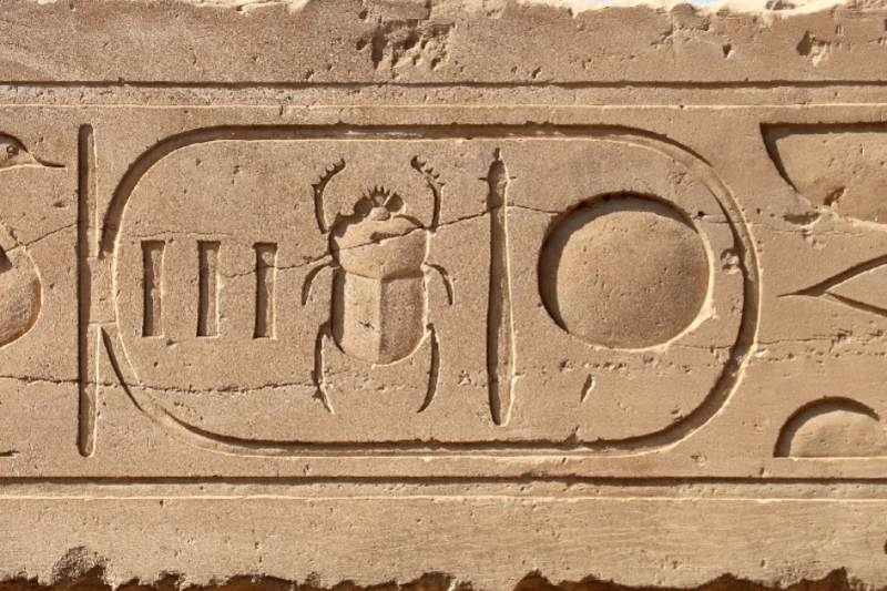 El escarabajo sagrado al muro del Templo de Karnak en Luxor