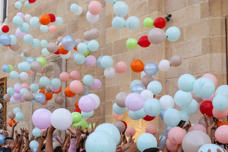 egipcios celebrando el Eid con globos