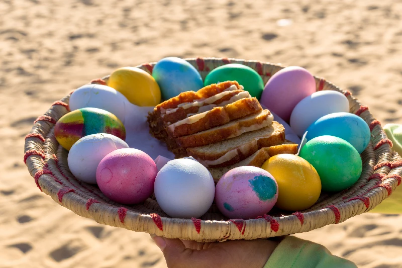 huevos coloreados de Semana Santa
