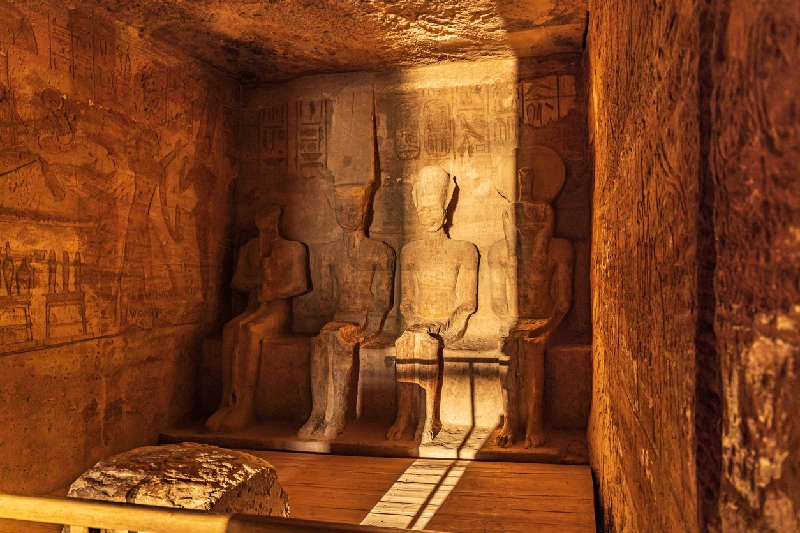 pendecularidad del sol sobre Abu Simbel