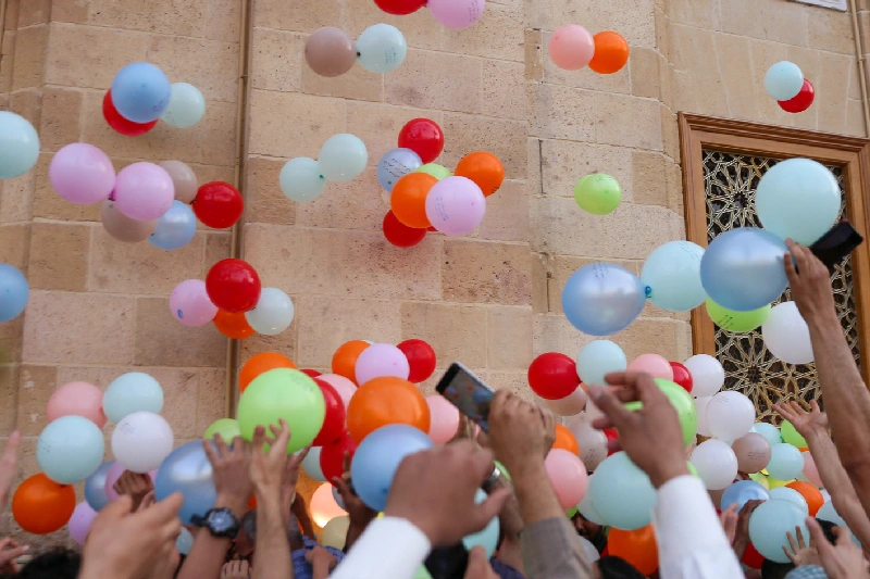 Egipcios celebran con balones después de la oración del Eid