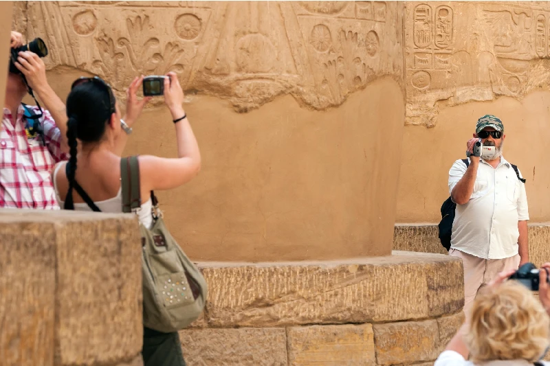 gente tomando unos fotos en el Templo de Karnak