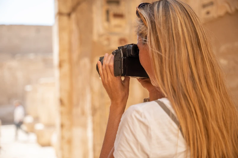 una mujer tomando fotos para el Templo de Habu