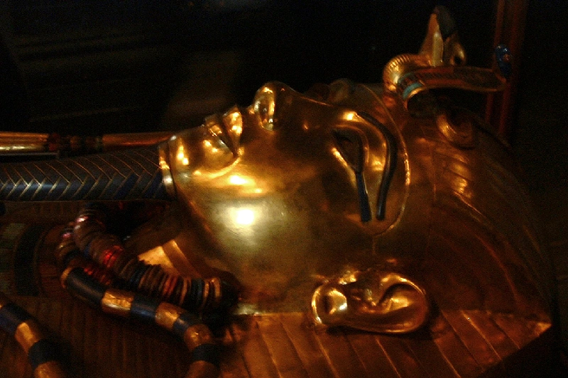 la mascarilla dorada del rey Tutankámon