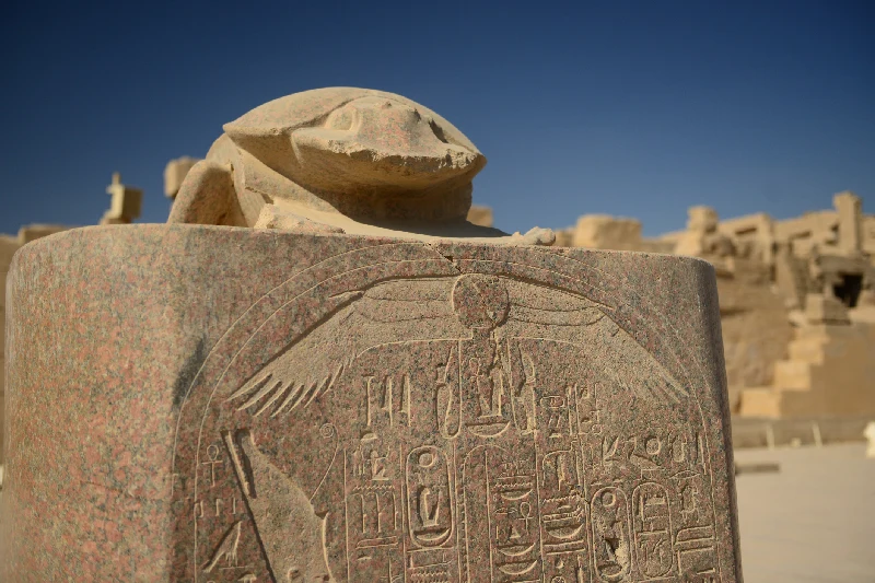 El escarabajo sagrado al muro del Templo de Karnak en Luxor