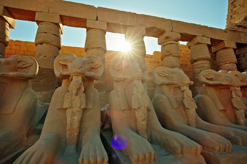 la Avenida de las Esfinges en Luxor
