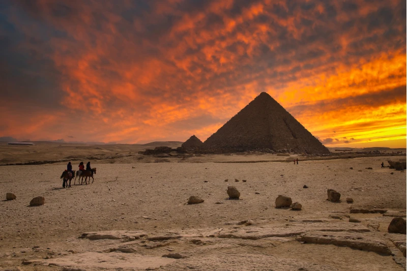 las Pirámides de Giza en el Invierno