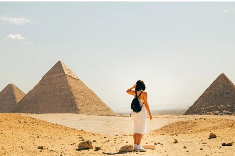 Una Ragazza alle Piramidi di Giza