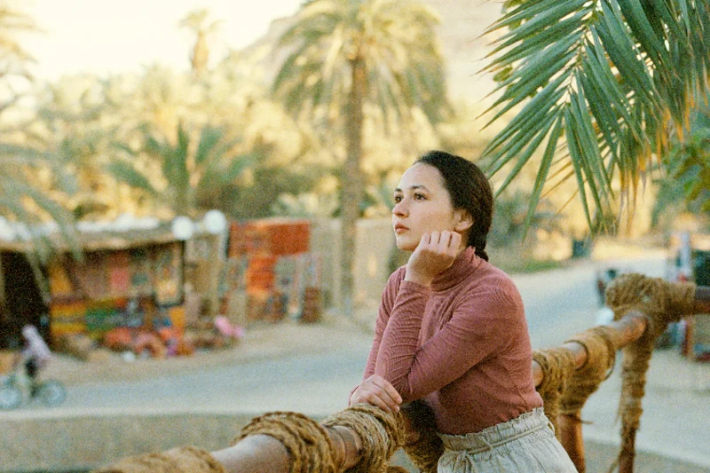 una Mujer disfrutando la Primavera en Egipto