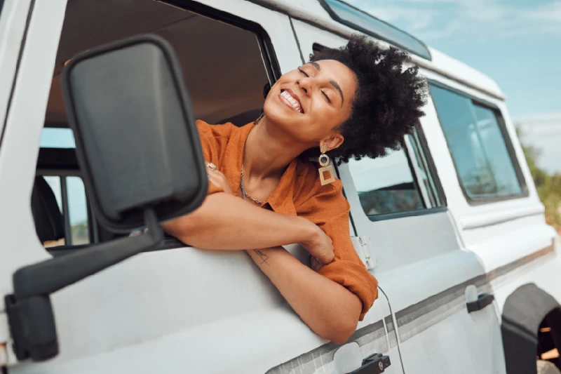 una Mujer disfrutando un Viaje de Lujo a Egipto