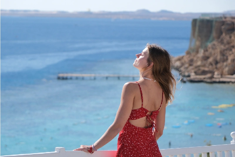 Una mujer disfrutando de la brisa fresca en un resort de Egipto