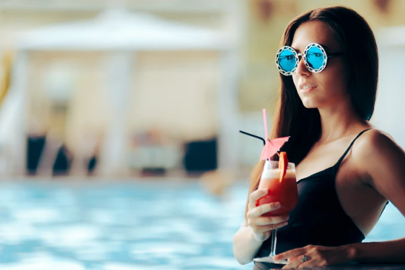 una mujer bonita disfrutando en un hotel de lujo en Egipto