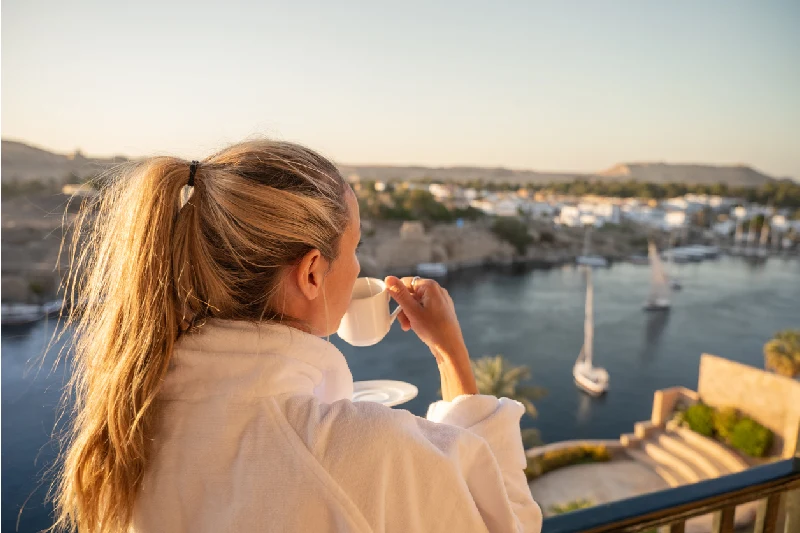 una Mujer tomando su café en un Crucero por el Nilo