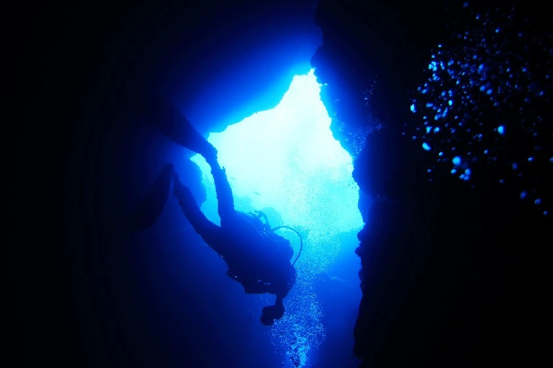 Explorador buceando en el Blue Hole Dahab, Egipto
