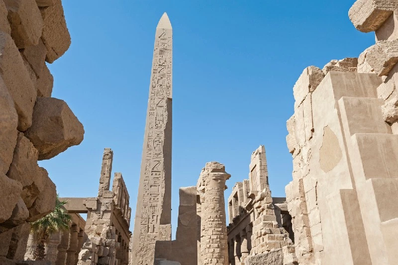Obelisco de Egipto con jeroglíficos en el Templo de Karnak, Luxor.