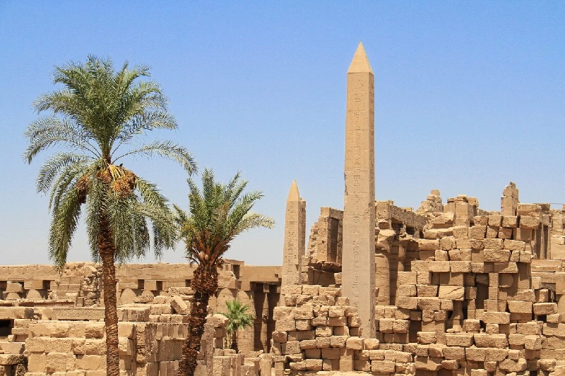 Obelisco de Egipto frente a la entrada del Templo de Luxor al atardecer.