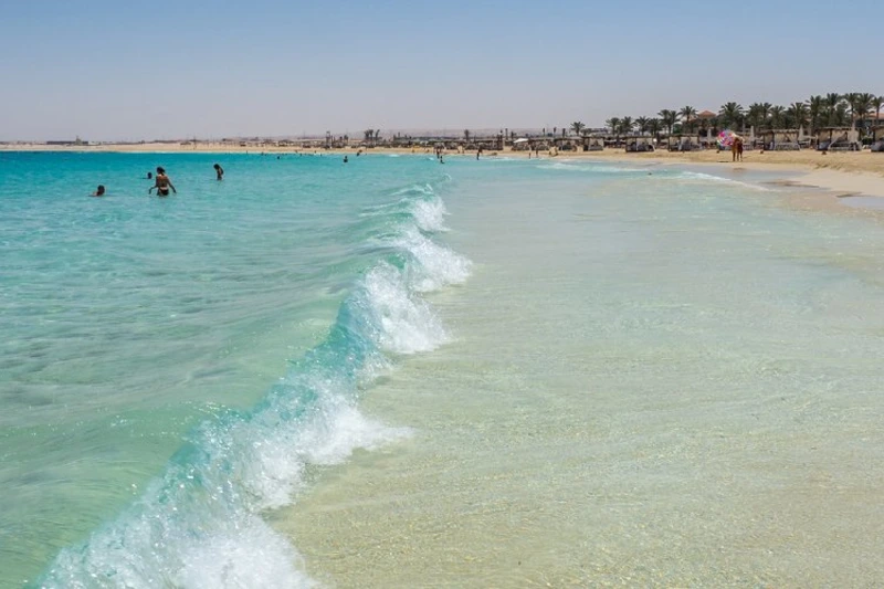 Playa de Marsa Matrouh en Egipto con arena blanca y aguas cristalinas del Mediterráneo.