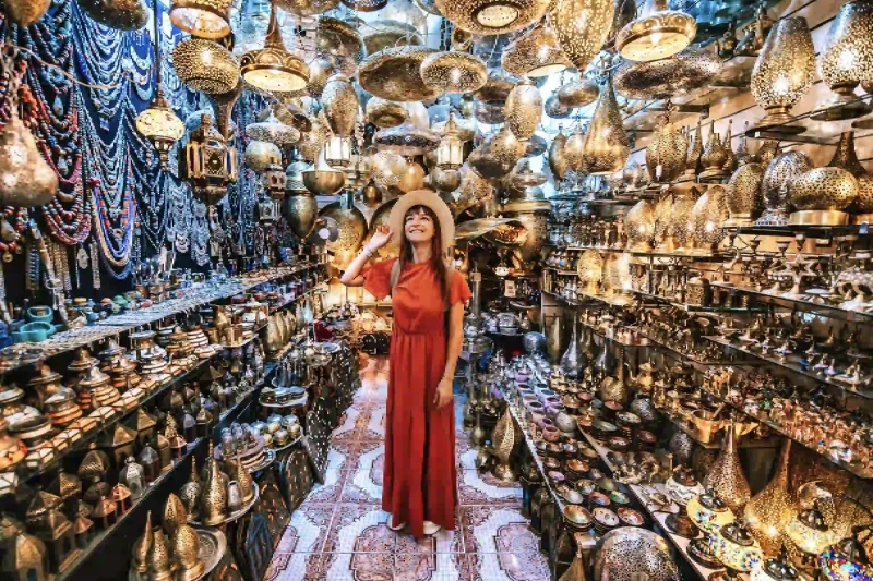 una turista al gran bazar , istanbul turchia 