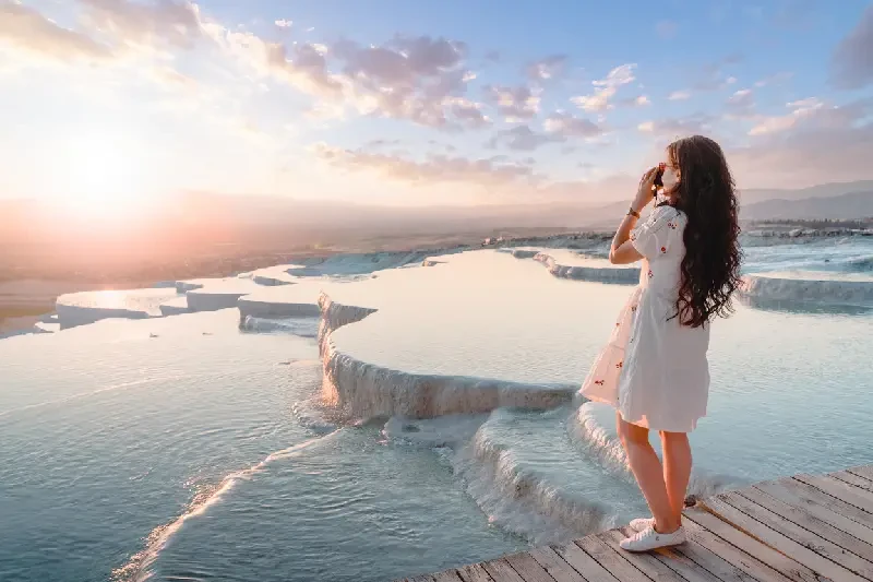 una donna a pamukkale,  Turchia in 10 giorni 