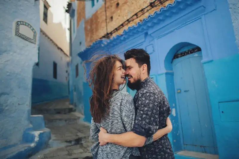 una coppia a chefchaouen marocco , tour marocco chefchaouen