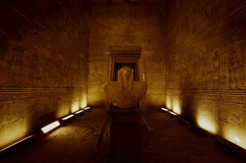 Cámara interior del templo de Horus en Edfu, Egipto