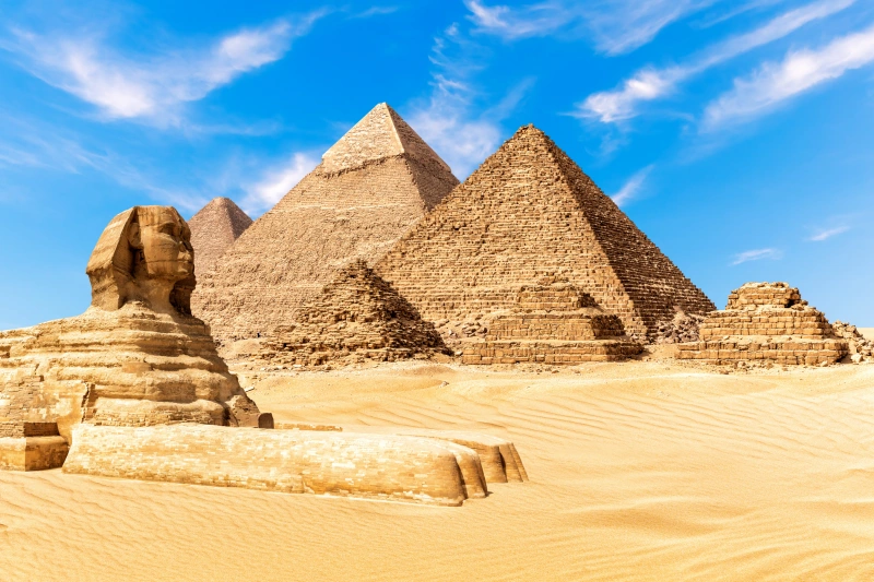 La Esfinge junto a las pirámides de Giza en el desierto de Egipto