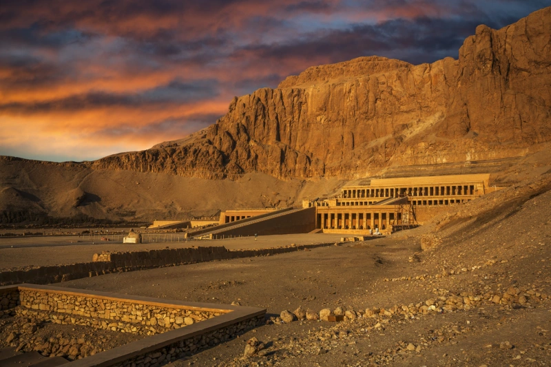 Templo Hatshpsut con cielo coloreado, Luxor, Egipto