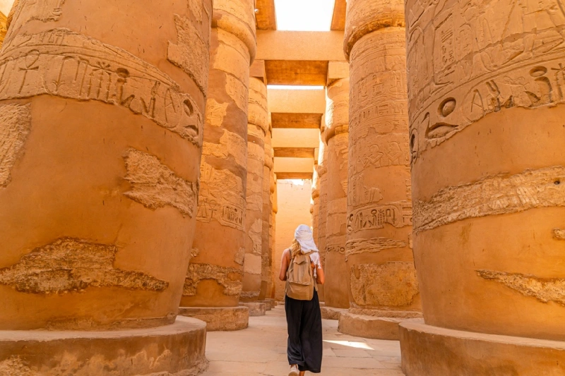 Una mujer turista caminando en el Templo de Karnak Egipto