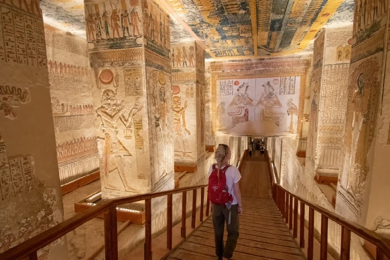 Una mujer turista en una tumba en el Valle de los Reyes Egipto