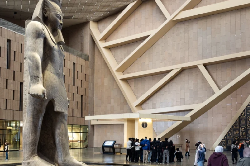 Turistas enfrente a la estatua de Ramses II en el Gran Museo Egipcio