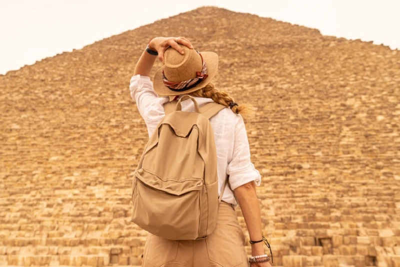 mujer cerca de las antiguas pirámides de Egipto
