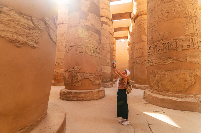 Una turista camina entre los pilares de la Gran Sala Hipóstila del Templo de Karnak 